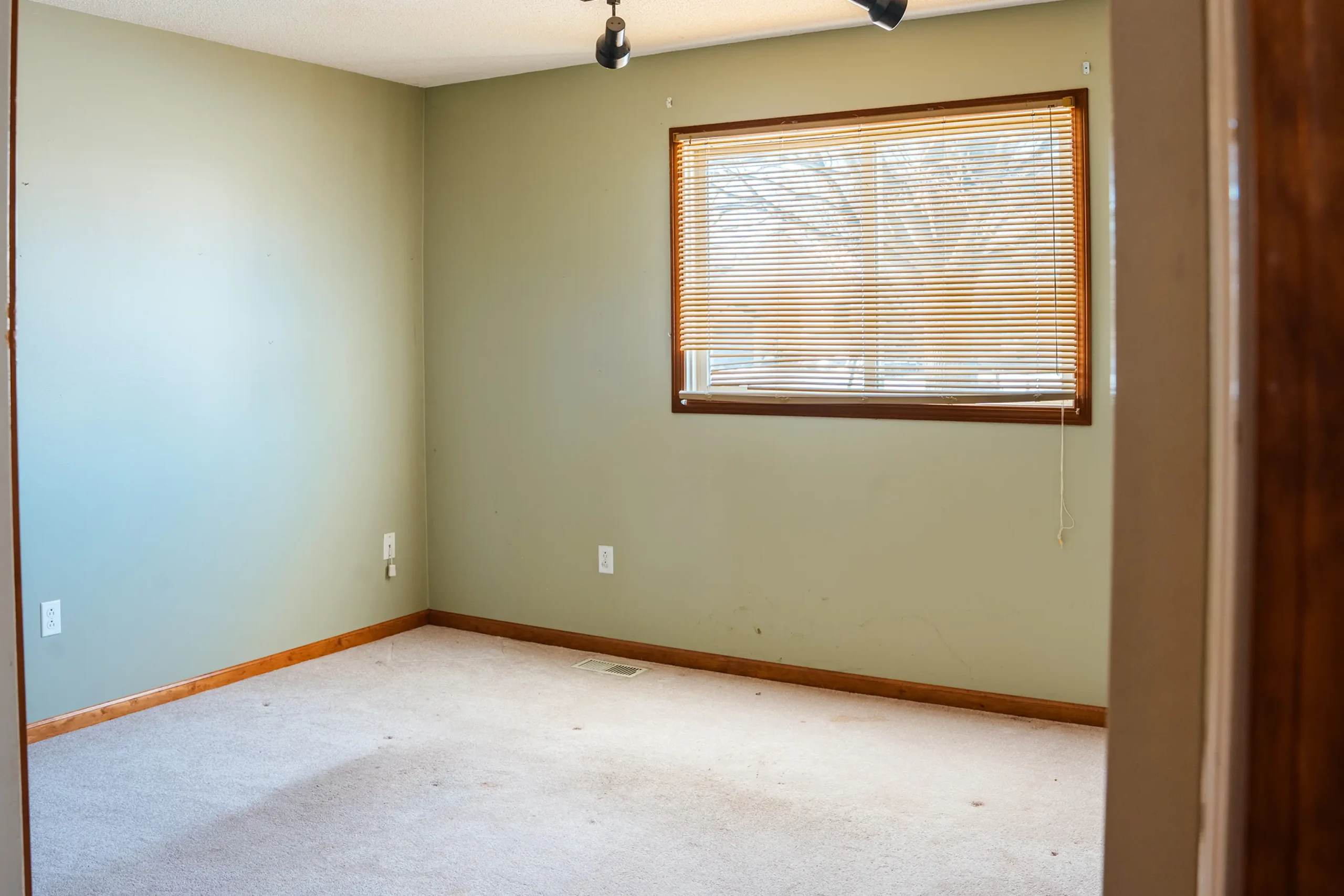 hill-construction-window-installation-services